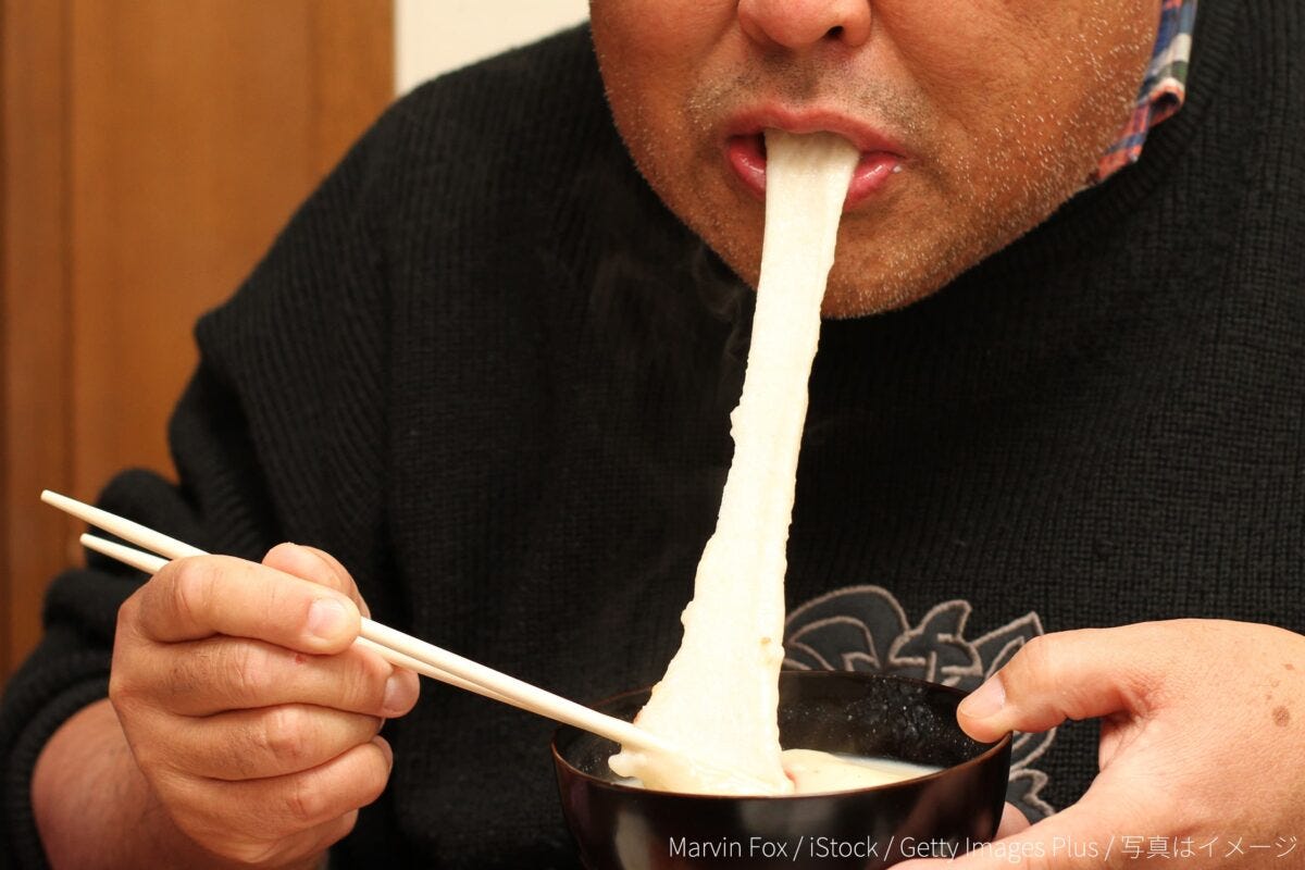 餅を食べる男性