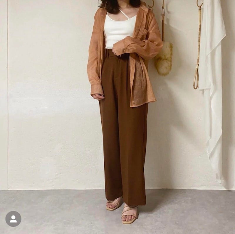 シアーシャツの淡色コーデ