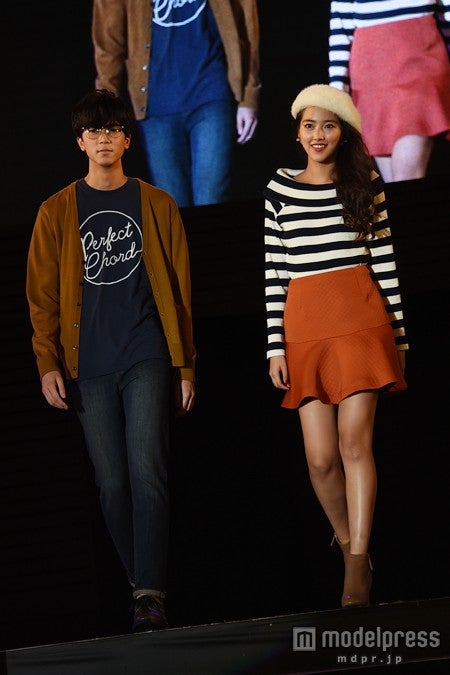 竹富聖花、美脚披露でメンノンモデルとウォーキング