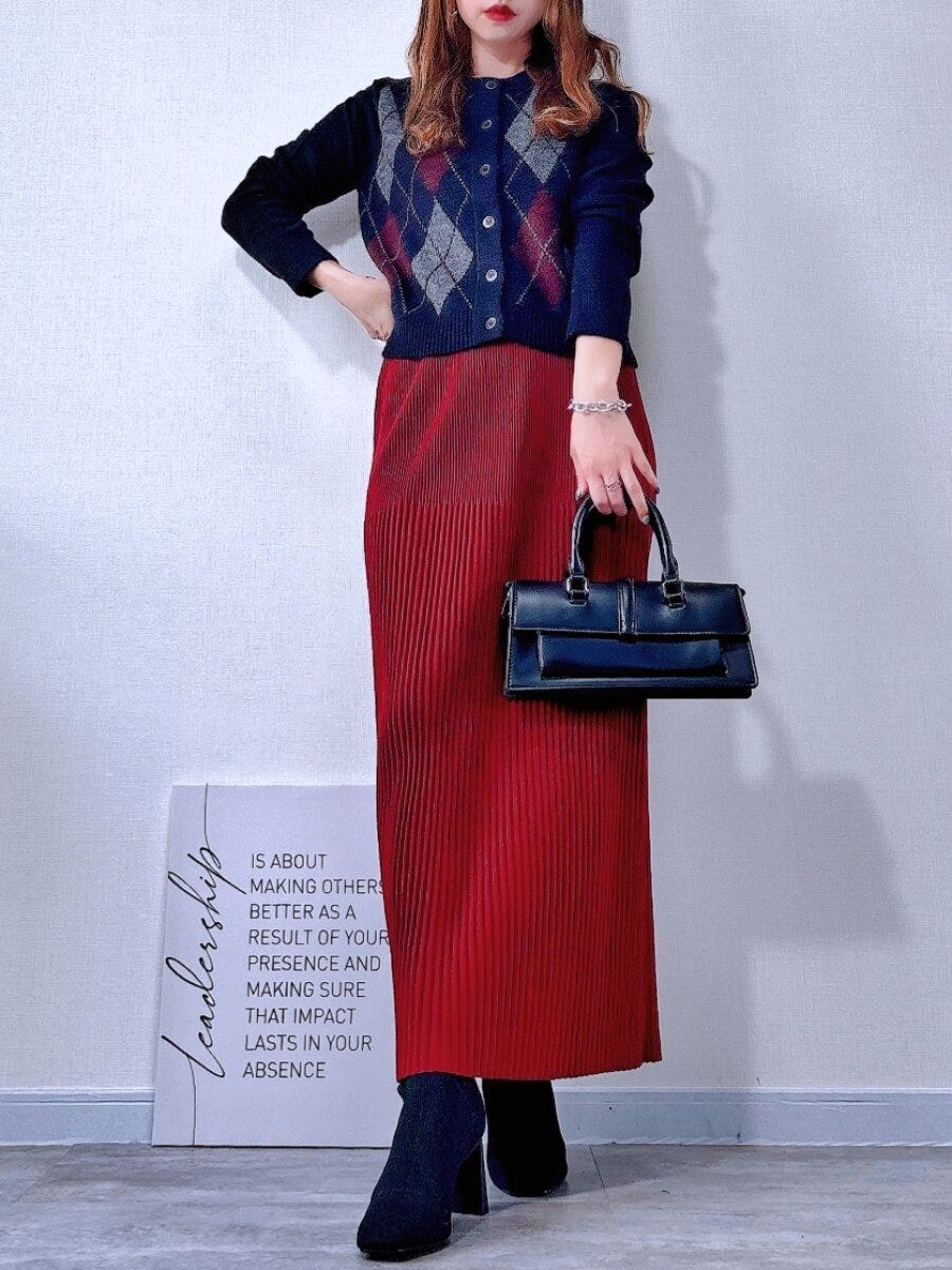 cocaランダムリブロングIラインスカート　ワインレッドとアーガイルセーターコーデ