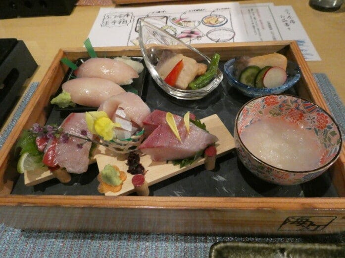氷見の温泉宿で頂いたぶりづくしの会席料理から。 中とろや赤身のお刺身から握り寿司など。他にしゃぶしゃぶでも食べられます(2022年2月撮影)