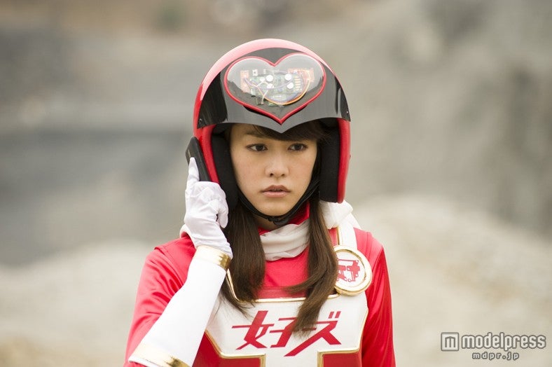 女子レッドを演じる桐谷美玲（C）2014「女子ーズ」製作委員会
 