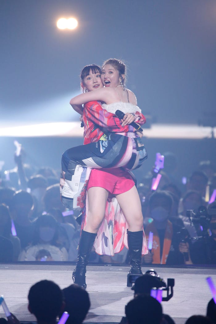 佐々木莉佳子、竹内朱莉「ANGERME CONCERT 2023 BIG LOVE 竹内朱莉 FINAL LIVE アンジュルムより愛をこめて」(提供写真)