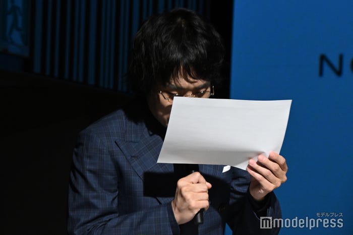 台本を凝視する高比良くるま