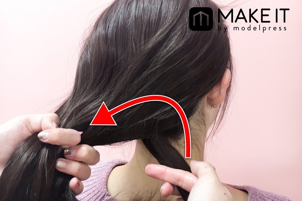 外側の毛束を交差させる (C)メイクイット