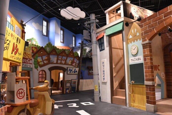 「子どもの街」はちょっとレトロな東京の街並の中で、子どもたちが頭と体を使って遊び回ることができる。（C） Studio Ghibli