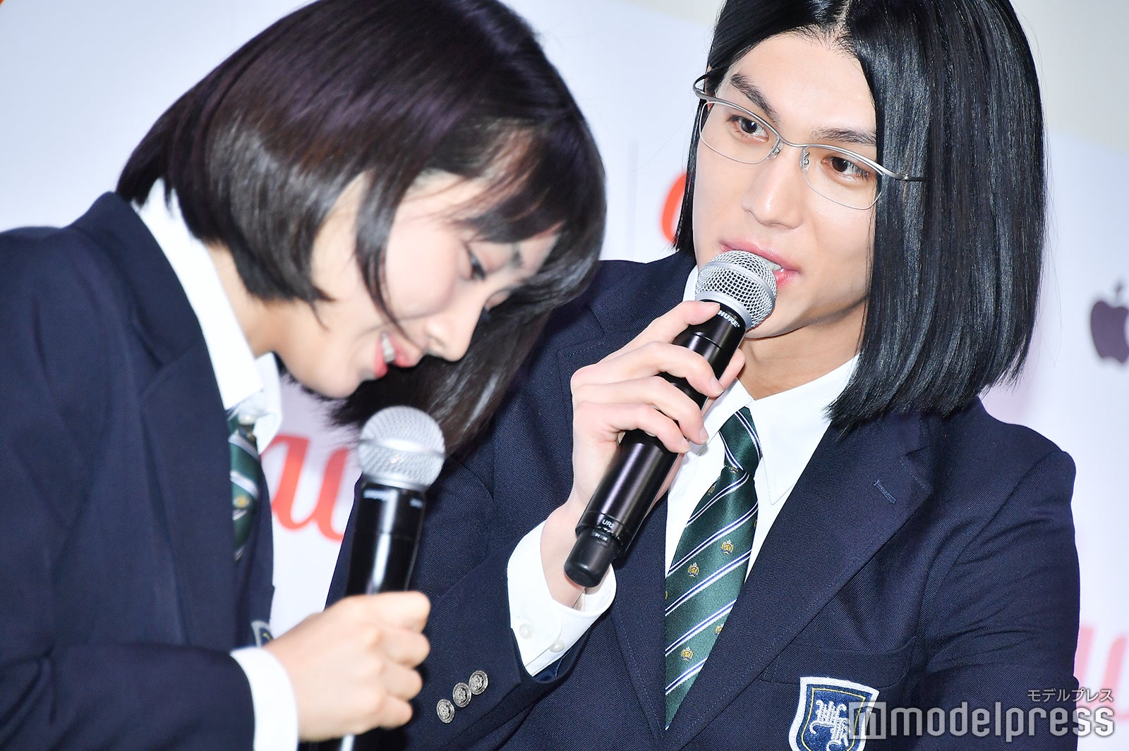 松本穂香に立ち位置を細かく注意する細杉くん（中川大志）／実は登壇時は立ち位置が反対になってしまった場面も（C）モデルプレス