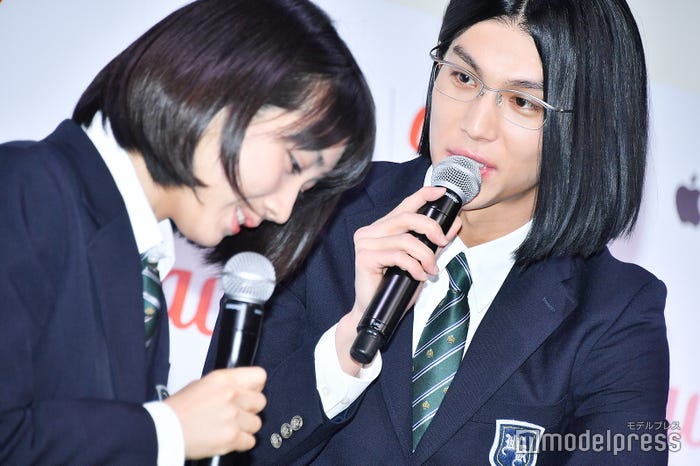 松本穂香に立ち位置を細かく注意する細杉くん(中川大志)/実は登壇時は立ち位置が反対になってしまった場面も(C)モデルプレス