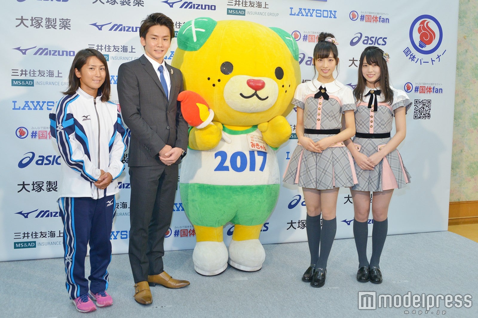 （左から）本杉風音選手、江原騎士選手、みきゃん、小栗有以、岡部麟 （C）モデルプレス