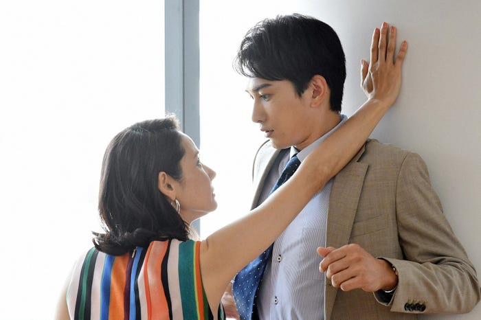 吉田羊、町田啓太/「中学聖日記」第2話より(C)TBS