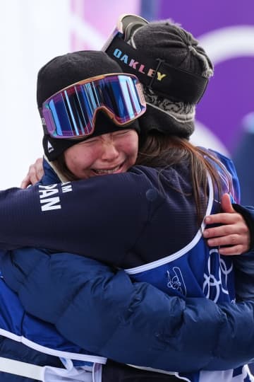 19歳の深田茉莉が涙、涙の金メダル！ビッグエア金の村瀬心椛は2冠ならずも堂々の銅メダル スノボ女子スロープスタイル決勝