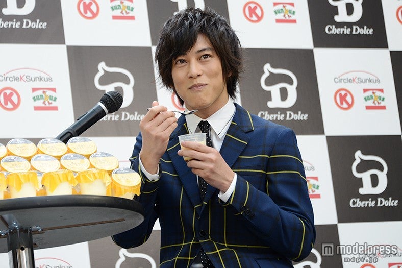 「窯出しとろけるプリン」を試食し、思わず笑顔に