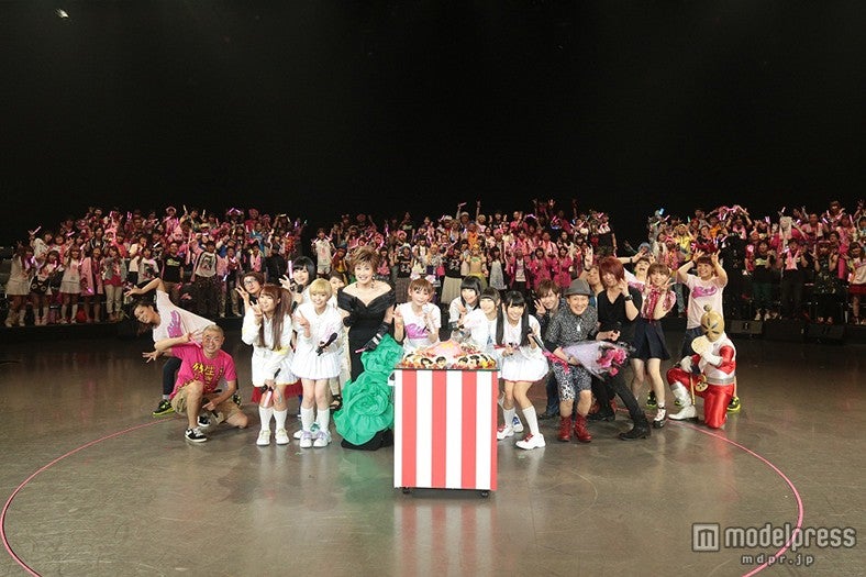 バースデーケーキを囲んでお祝い