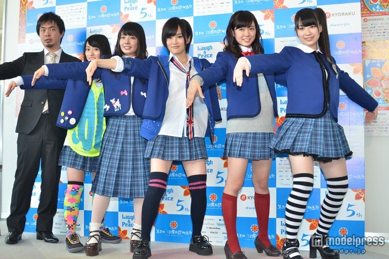 NMB48（左から：内田秀実監督、小谷里歩、山田菜々、山本彩、渡辺美優紀、小笠原茉由）