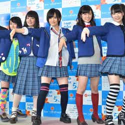NMB48(左から:内田秀実監督、小谷里歩、山田菜々、山本彩、渡辺美優紀、小笠原茉由)