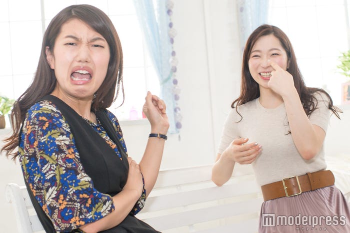 (左から)横澤夏子、鶴愛佳(C)モデルプレス