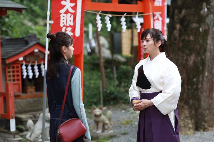 西野七瀬、斉藤由貴/「言霊荘」第2話より(C)テレビ朝日