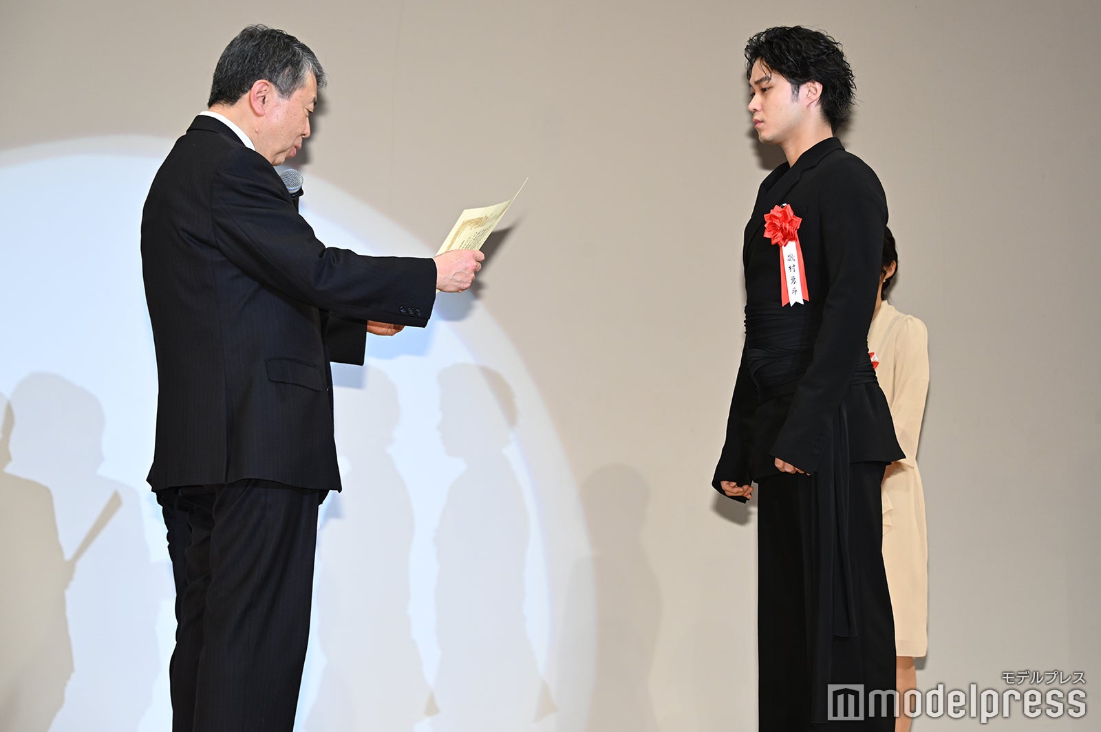 （右）磯村勇斗（C）モデルプレス