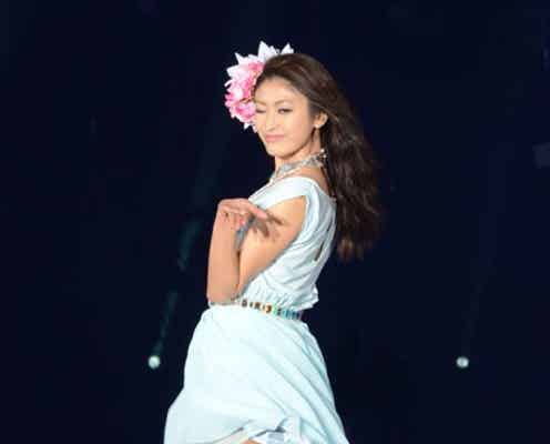 山田優、風に吹かれて美脚チラリ 投げキッスで3万人悩殺