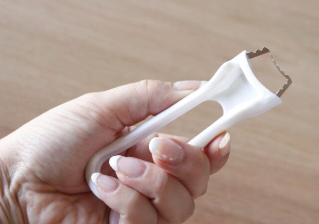 ダイソー とうもろこしを根元から一気にとる コーンピーラー が便利 モデルプレス ダイソー とうもろこしを根元から一気にとる コーンピーラー が便利 モデルプレス