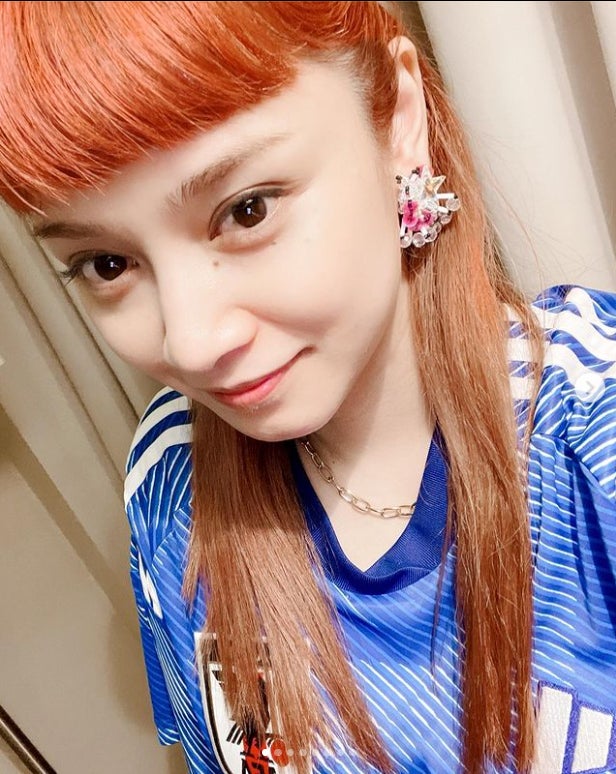 平愛梨、夫・長友佑都選手と同じ赤髪は“予定外” 決意の理由明かす