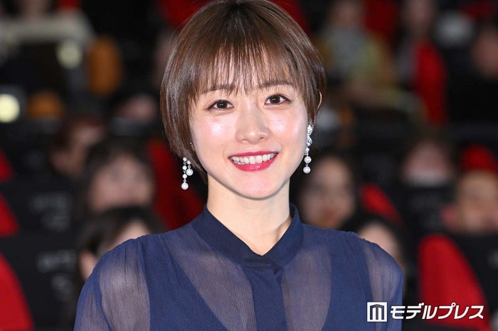 石原さとみ、横浜の“世界初”映画館でテープカット「すごく限られた貴重な機会」シースルードレスで登場＜ミッシング＞