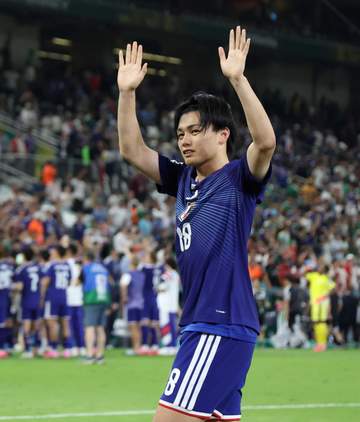 上田綺世がバックハグ 小物使いまでセンス抜群の私服姿で 長年の友人が飾らないオフ素顔を公開「最高に楽しかった」