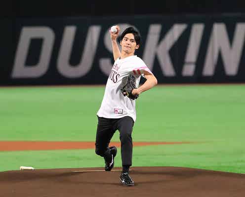岡田健史、初始球式で119キロ記録 剛速球に球場どよめく