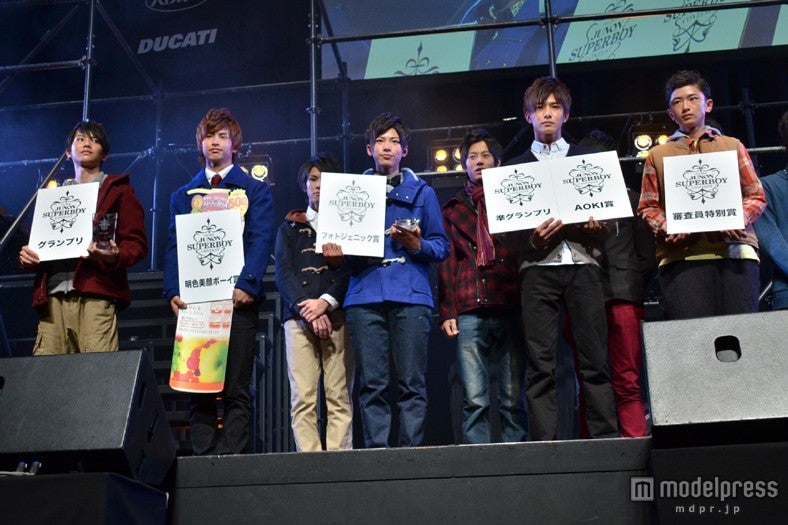 （左より）グランプリの國島直希さん、協賛社特別賞の萩尾圭志さん、フォトジェニック賞の阿部快征さん、準グランプリ・協賛社特別賞の西川俊介さん、審査員特別賞の山口葵さん