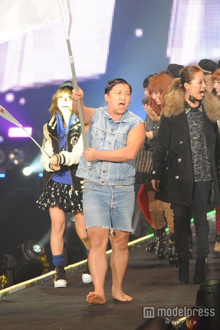 スギちゃん、美女モデル従え「ワイルドだろ～」