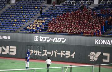 イチロー氏が1人で外野席の吹奏楽部のもとへ フィールドから見上げてあいさつ→高校生も直立不動で耳を聞き入る 試合中の演奏に拍手を送るシーンも