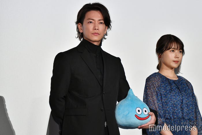 スラりんを抱きかかえ登場した佐藤健 (C)モデルプレス