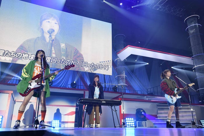 伝説のバンド“kissの天ぷら”も登場 (C)AKS