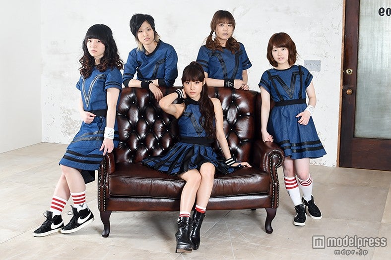 LAGOON／（前列左から）YUKINO、MIORI、yuri（後列左から）NANA．、RINO