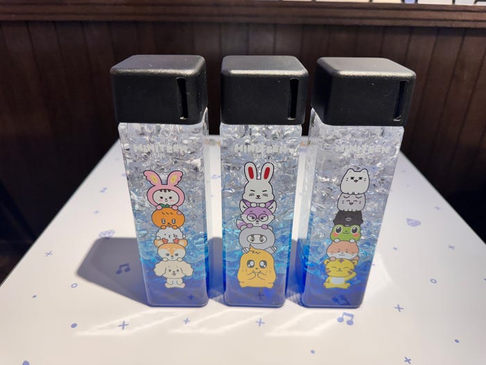 「MINITEEN CAFE」オリジナルボトル(P)&(C)PLEDIS Entertainment