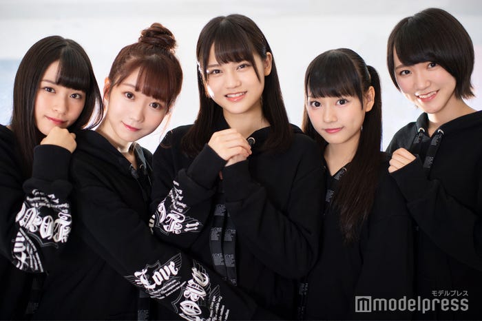 =LOVE(左から)佐々木舞香、大谷映美里、高松瞳、齊藤なぎさ、野口衣織 (C)モデルプレス