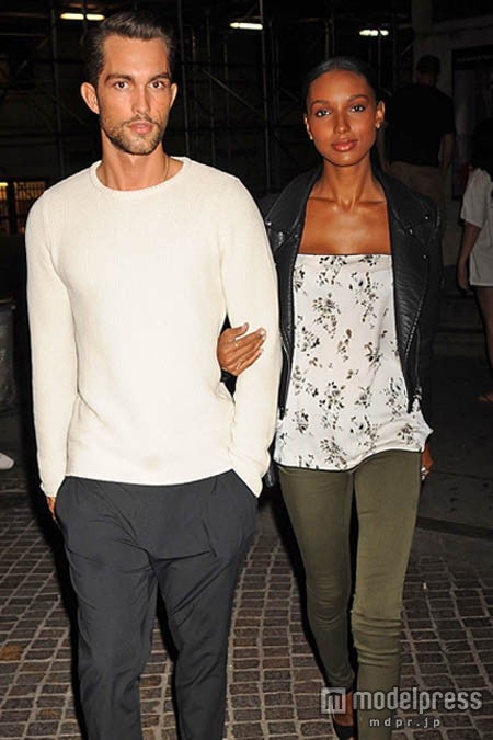 ただ歩いているだけでも絵になるジャスミン・トゥークスと男性モデル、トビアス・ソレンセンのカップル。Newscom／Zeta Image