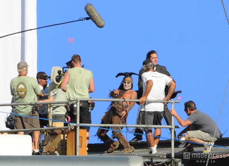 元妻に豪邸をプレゼントしたジョニー・デップ、頭にカラスを乗せて熱演中