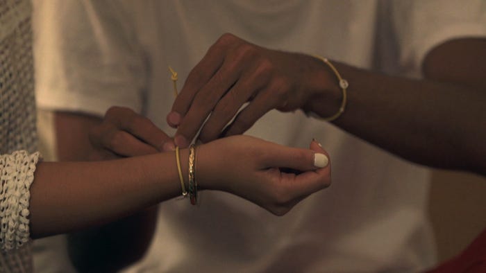 侑哉がエビアンにお揃いのブレスレットをプレゼント『TERRACE HOUSE ALOHA STATE』13th WEEK(C)フジテレビ/イースト・エンタテインメント