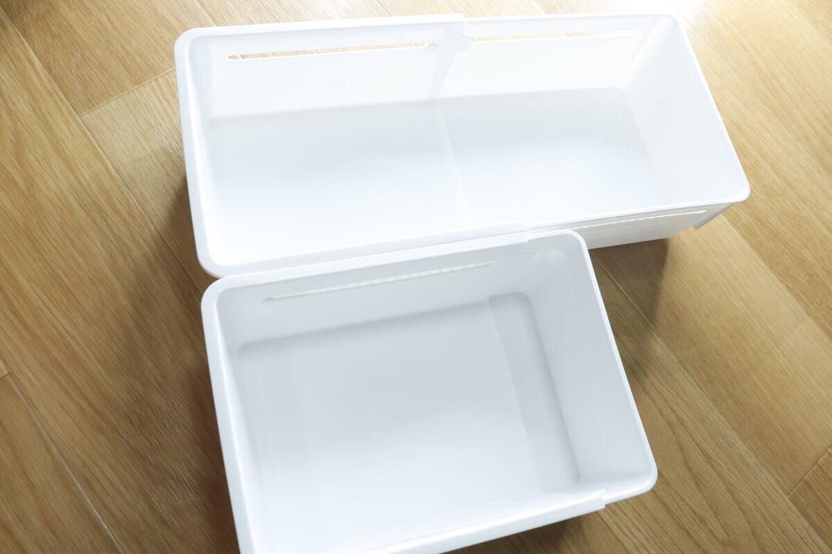 伸縮収納トレーLが伸縮した状態と、縮んだ状態の2つが並べられている