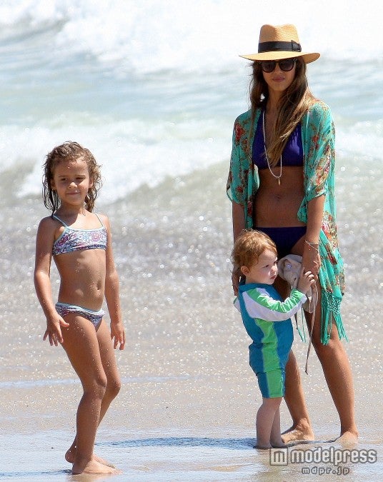 親子ビキニスタイルのジェシカ・アルバが超キュート