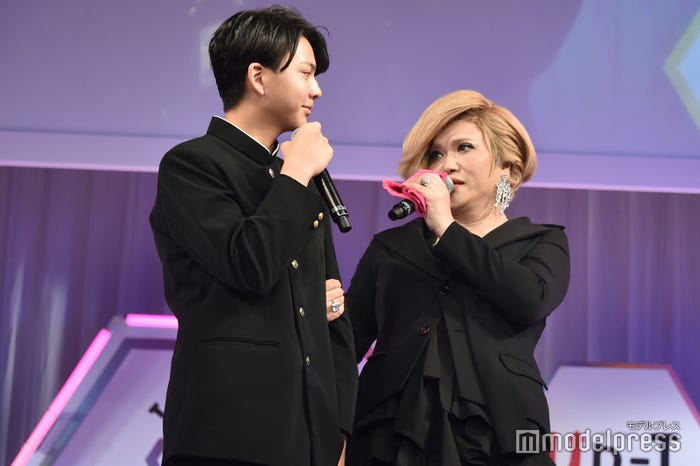 IKKO相手に告白パフォーマンスを行う吉田剛明さん (C)モデルプレス