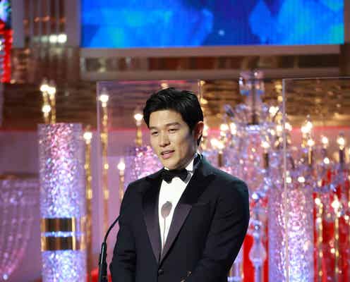 鈴木亮平、初の最優秀助演男優賞受賞で涙ぐむ「今日1つの評価をいただきました」<第45回日本アカデミー賞>
