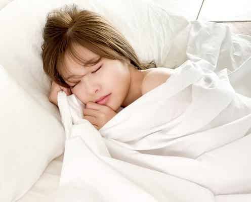 乃木坂46白石麻衣、シーツにくるまる“女神の寝顔”オフショット公開<卒業記念メモリアルマガジン>