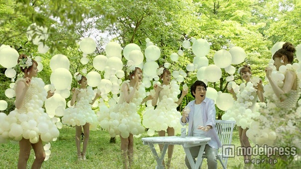 「キリンワインカクテル ワインスプリッツァ」新テレビCMより