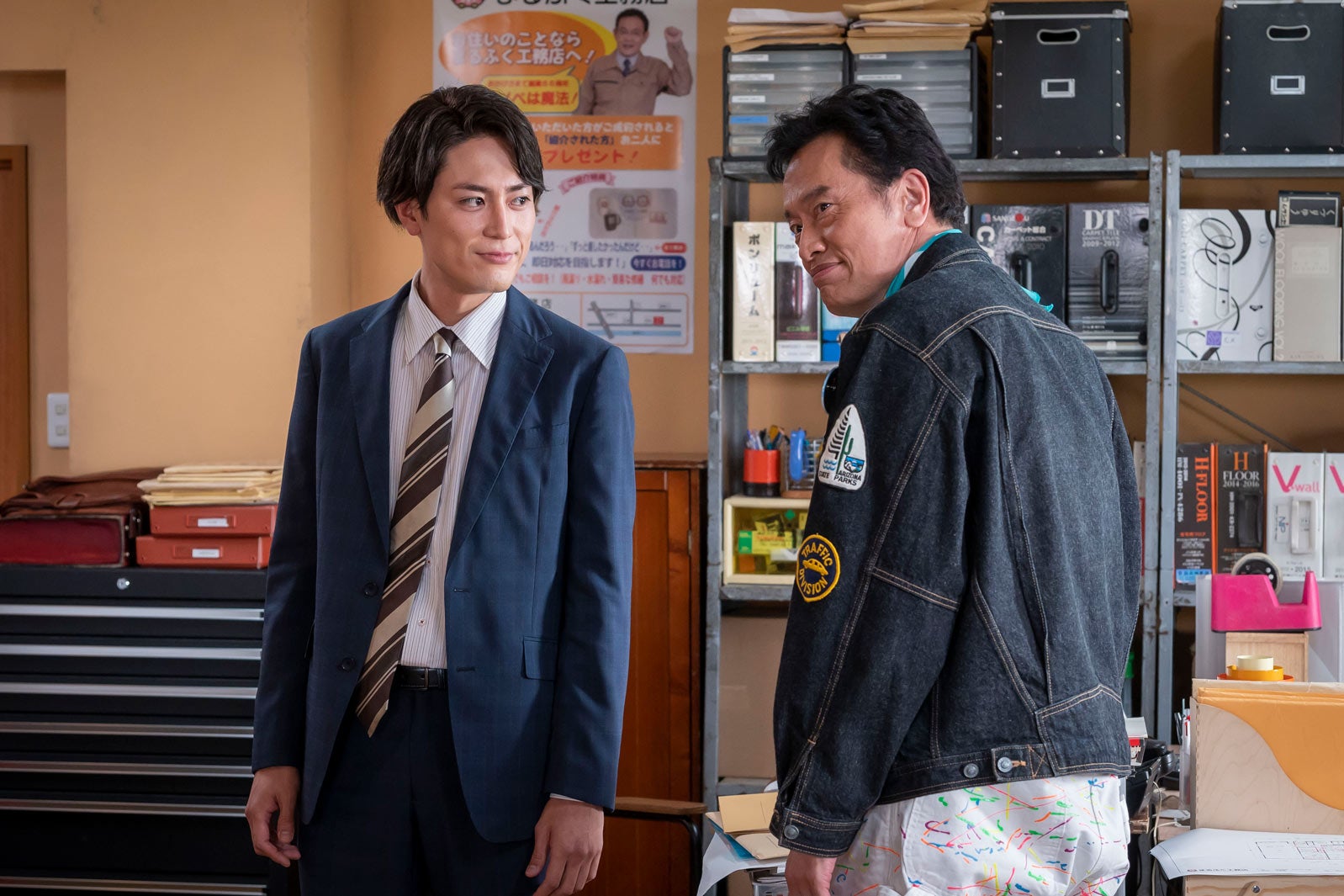 間宮祥太朗、遠藤憲一／「魔法のリノベ」第2話より（C）カンテレ