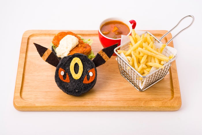 ブラッキーのフライドチキンバーガー　1,598円 （C）2019 Pokemon．（C）1995-2019 Nintendo／Creatures Inc.／GAME FREAK inc.ポケットモンスター・ポケモン・Pokemonは任天堂・クリーチャーズ・ゲームフリークの登録商用です。