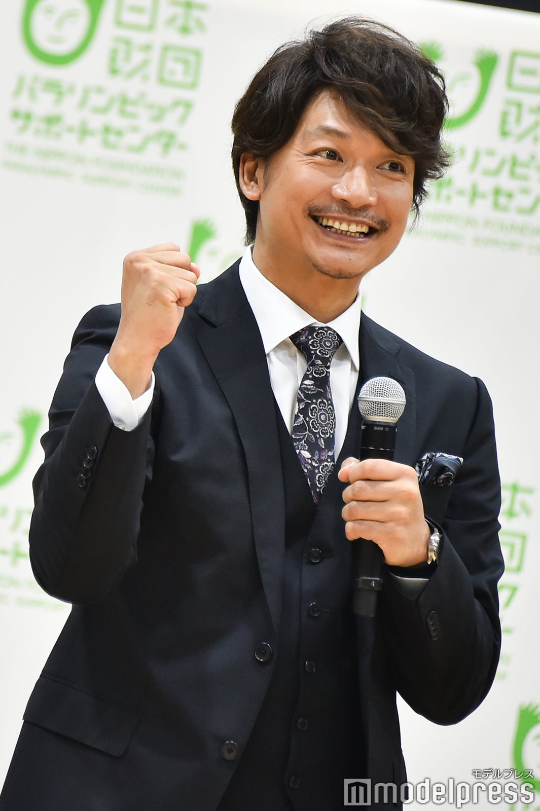 ガッツポーズ の香取慎吾（C）モデルプレス