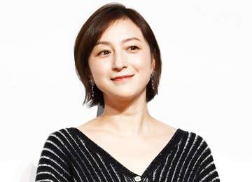 えっ、広末涼子の隣に綾瀬はるか？！「久しぶりにお会いできて嬉しかった」4月に活動再開発表 モノマネタレントと笑顔で2ショ