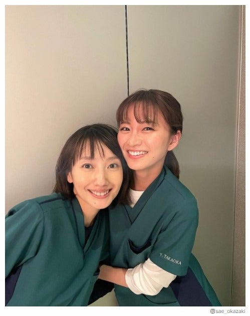 波瑠の30歳バースデー、月9共演・岡崎紗絵が密着ショットで祝福「美女2人」「眼福」の声